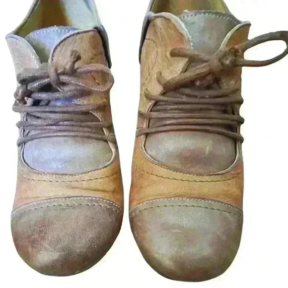 Gold Button Brown Leather Victorian Heels  Pumps - Picture 14 of 14